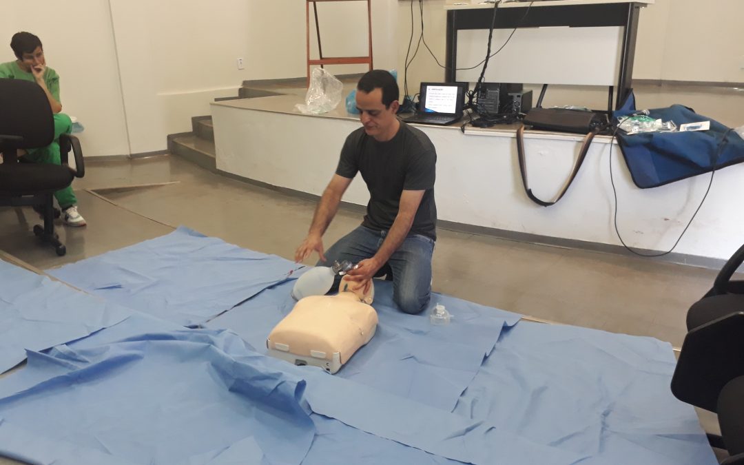 Colaboradores do HURSO recebem treinamento sobre parada cardiorrespiratória